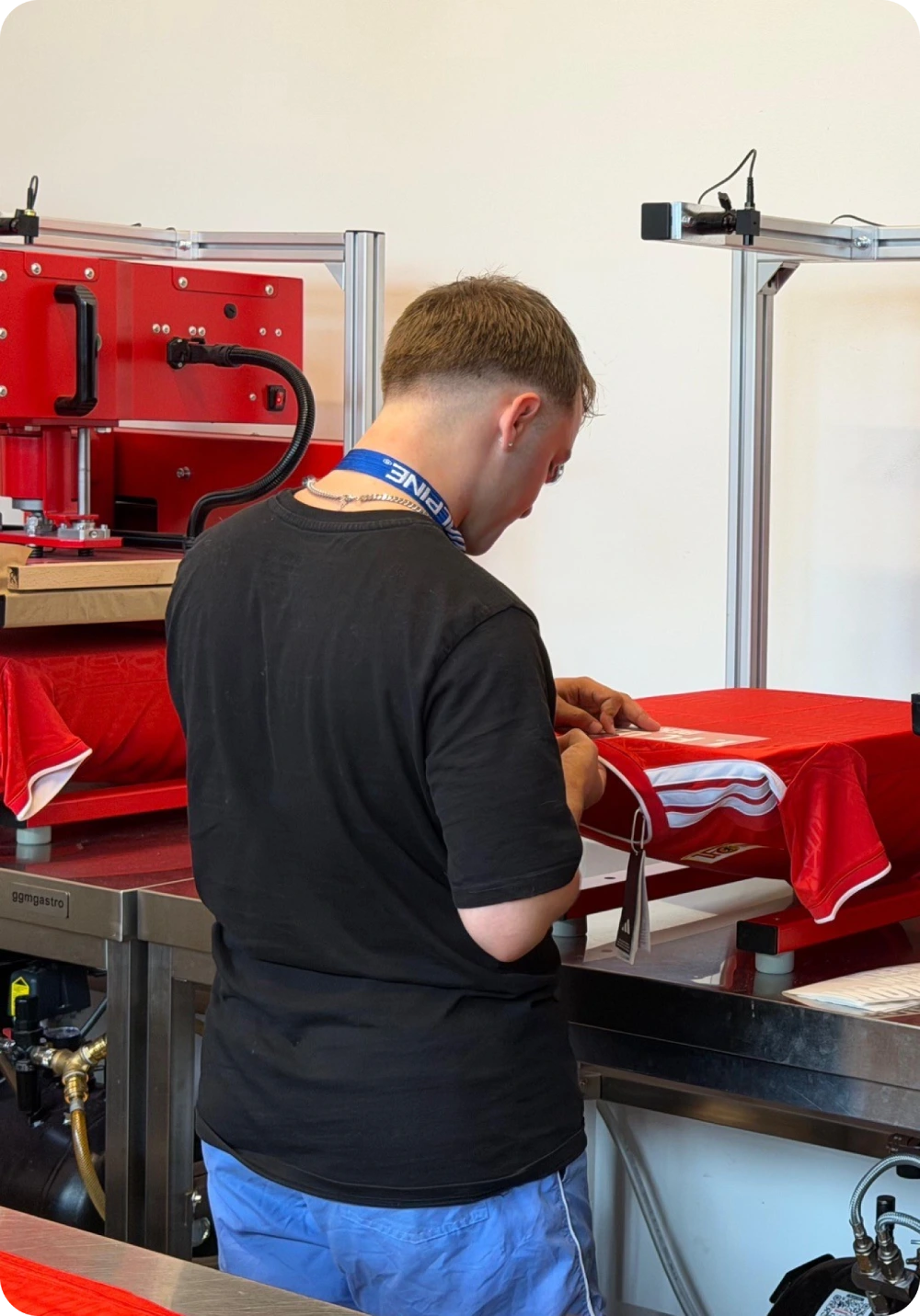 Mitarbeiter bedruckt ein Trikot
